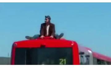 Polícia vyzýva občanov v prípade muža, ktorý sedel na streche idúceho autobusu