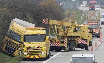 Pre dopravnú nehodu na D2 je diaľnica neprejazdná