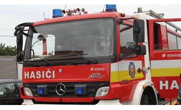 Muž v Senci polieval okolie domu horľavinou, po príchode polície už horelo