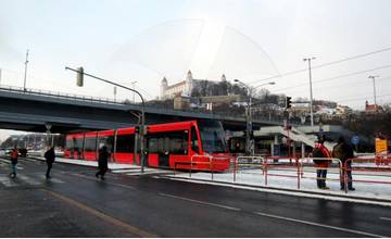 Tragická nehoda na Ružinovskej ulici, 36-ročný muž neprežil zrážku s električkou