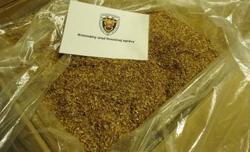 Colníci prehľadávali sklady v Dúbravke, v jednom z nich našli až 8,5 tony tabakovej sušiny