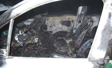 V Pezinku horelo auto: škoda je vyčíslená na cca 3 000 eur, pravdepodobné je cudzie zavinenie