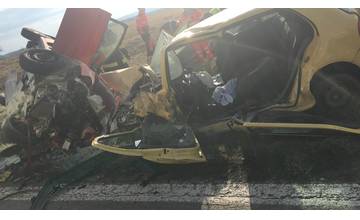 Čelná zrážka dvoch áut medzi Budmericami a Modrou mala tragické následky, jeden z vodičov zahynul