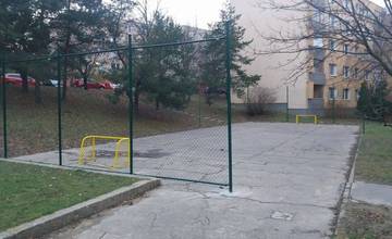 Detské ihrisko v Dúbravke na Cabanovej je o niečo bezpečnejšie aj vďaka obyvateľom a starostovi
