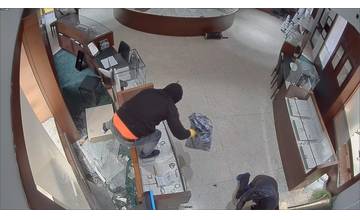 Video: Páchateľov krádeže v luxusnom klenotníctve zachytili kamery, takto sa dostali do obchodu