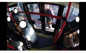 VIDEO: Neznámy muž kopol do dverí autobusu linky 93 a rozbil ich, zachytila ho kamera v autobuse
