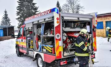Dobrovoľní hasiči z Rusoviec a Ružinova sa zúčastnili na odbornom výcviku s profesionálmi v Lešti