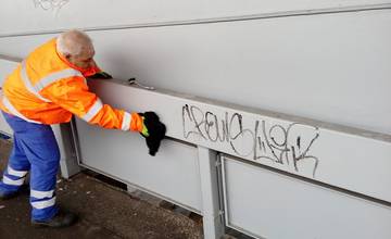 Mesto Bratislava pokračuje v odstraňovaní grafitov, ako prvé čistili pracovníci bratislavské mosty