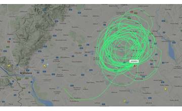 Nad západným Slovenskom už hodiny krúži azerbajdžanské lietadlo, pilot ohlásil technické problémy