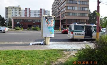Polícia hľadá svedkov nehody na Gagarinovej ulici, neznámy vodič narazil do reklamnej tabule a ušiel