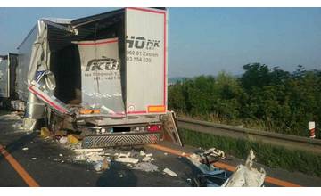 Ranná zrážka 2 kamiónov a dodávky na D1 ochromila dopravu v smere do Bratislavy