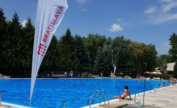 Mestské kúpaliská v Bratislave už začínajú letnú sezónu, kúpalisko Rosnička má nový plavecký bazén