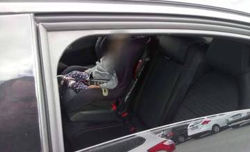 V Pezinku na parkovisku bolo počas víkendu ďalšie dieťa zatvorené v aute, polícia upozorňuje rodičov