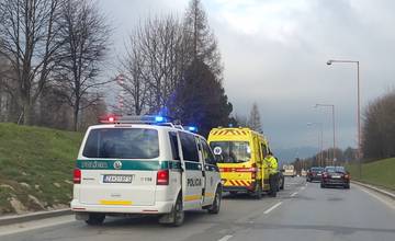 Na ceste medzi Sencom a obcou Blatné sa zrazil linkový autobus so Škodou Rapid, zranili sa 2 osoby