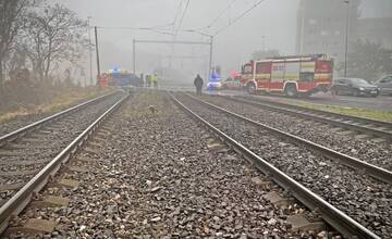 Na železničnom priecestí na Ivanskej ceste sa zrazil vlak s autom, vlaková doprava je v tejto časti pozastavená