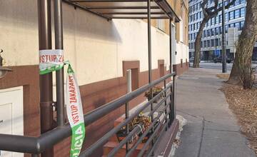 FOTO: Miesto vraždy na Prievozskej ulici už polícia nestráži, takto to tam aktuálne vyzerá