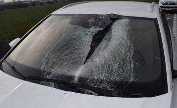 Pri Trnave ľad z kamiónu prerazil sklo a zranil vodičovi hlavu. Za zle očistené auto hrozí pokuta do 650 eur