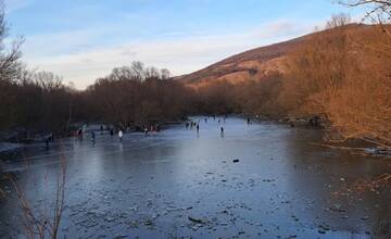 Korčuľovaniu na bratislavských rybníkoch je nateraz koniec. Topia sa pre vyššie teploty