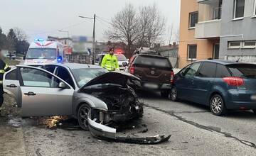 FOTO: V Senci na Pezinskej ulici sa zrazili tri autá, jedna osoba zraneniam podľahla