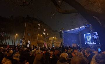 VIDEO: Na protest v Bratislave prišiel rekordný počet ľudí, napriek dažďu zaplnili námestie SNP