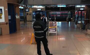 Opitý muž na železničnej stanici v Petržalke nadával SBS-karom, na policajtov sa zahnal nožom