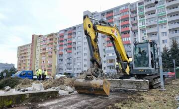 FOTO: V Karlovej Vsi už búrajú parkovisko na Ulici Ľudovíta Fullu, pribudne tam parkovací dom