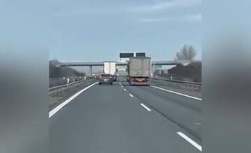 VIDEO: Polícia prichytila kamionistu, ktorý predbiehal napriek zákazu na diaľnici D2