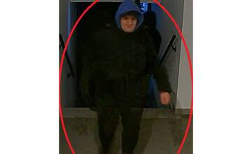 Bratislavskí policajti hľadajú tohto muža. Môže objasniť krádež na Zámockej ulici
