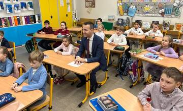 FOTO: Minister Drucker odovzdal vysvedčenia v škole v Podunajských Biskupiciach, ktorú sám navštevoval