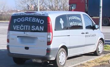 Na odpočívadle na diaľnici D2 stojí už niekoľko týždňov odomknuté pohrebné auto, je v ňom aj truhla