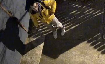 VIDEO: Muž vošiel do garáže a zobral odtiaľ bicykel. Polícia pátra po zlodejovi zo Starého Mesta