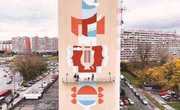 VIDEO: V Petržalke sa na bytovom dome obnovila maľba Mierová pieseň, práce trvali 10 dní