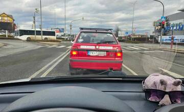 Košičan jazdí s pezinským EČV. Nápisom na aute baví ostatných