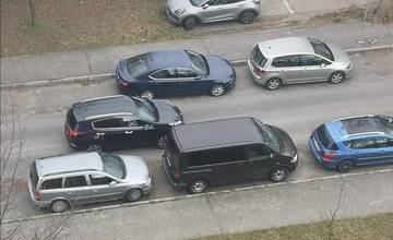 FOTO: Majiteľ pátra po vodičovi, ktorý mu v Ružinove poškodil hnedý Multivan