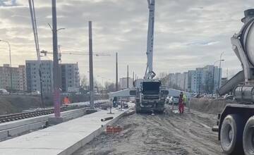 Práce na výstavbe električkovej trate v Petržalke napredujú. Vallo kritizuje ich tempo