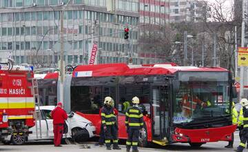 FOTO: Nový trolejbus dlho nejazdil. Na Trnavskom mýte sa zrazil s osobným autom