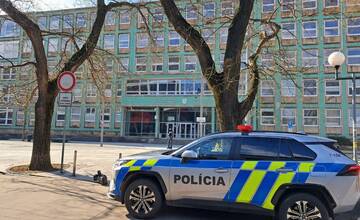 VIDEO: Elitní policajti zasahujú na bratislavskej vysokej škole, má to súvisieť s vyhrážkami