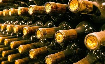 Z predajne v Devíne ukradol vína za 14-tisíc eur, najdrahšia fľaša stála 5-tisíc
