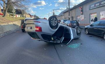 FOTO: V Stupave sa pri nehode auto prevrátilo na strechu, zasahovať museli hasiči