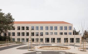 V Bernolákove dokončujú prístavbu školy. V nových priestoroch vznikne desať tried s dvesto miestami