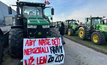 FOTO: Poľnohospodári v Bratislave odovzdali zástupkyni Európskej komisie ich výzvu, pokračujú pred Národnú radu
