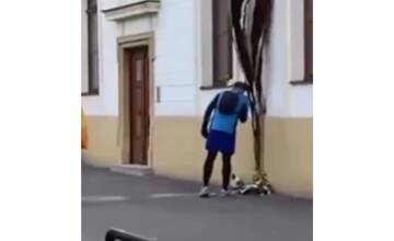 VIDEO: Muž pribehol ku Kuciakovmu pomníku a odsmrkol si naň. Podľa svedka to robí pravidelne