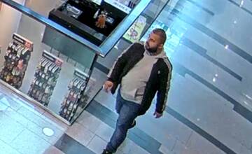 FOTO: Polícia hľadá zlodeja, ktorý z predajne v Ružinove ukradol telefóny za niekoľko tisíc eur