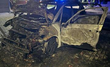 FOTO: V Miloslavove zhorelo elektrické auto, hasiči ho museli chladiť v nádrži plnej vody