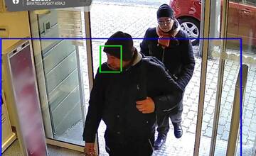 FOTO: Poznáte tieto osoby? Sú podozrivé z krádeže kreditnej karty v Bratislave, hľadá ich polícia