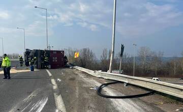 VIDEO: V Bratislave na výjazde z D1 na D2 pri Inchebe sa prevrátil kamión