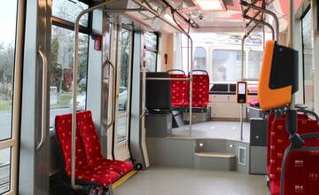 Seniorke, ktorá si nalomila rebro pri prudkom brzdení električky, sa DPB ospravedlnil