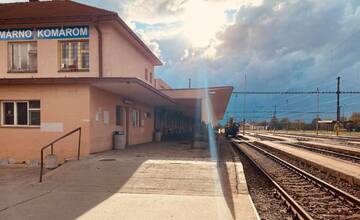 Obyvatelia Komárna podpisujú petíciu za modernizáciu železničnej trate do Bratislavy