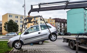 FOTO: Pezinok začal s odstraňovaním autovrakov v meste, na pláne je sedem vozidiel