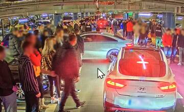 FOTO: Bratislavskí policajti zasahovali na sobotňajšom zraze áut. Niektorým vodičom museli zobrať aj značky